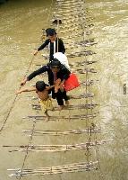 Đánh cược mạng sống trên những cây cầu treo “tử thần” 